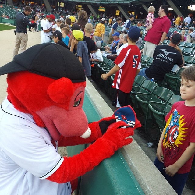 Max gets Rowdie's autograph