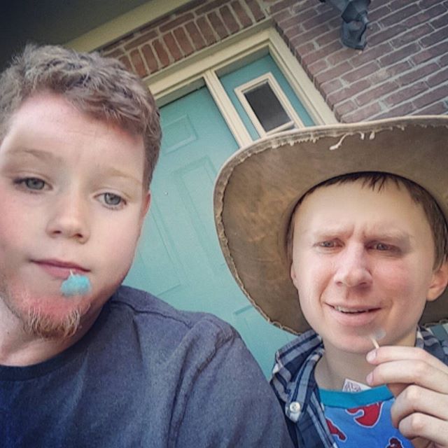 Sittin' on the porch, swappin' faces. #whensmomgettinghome