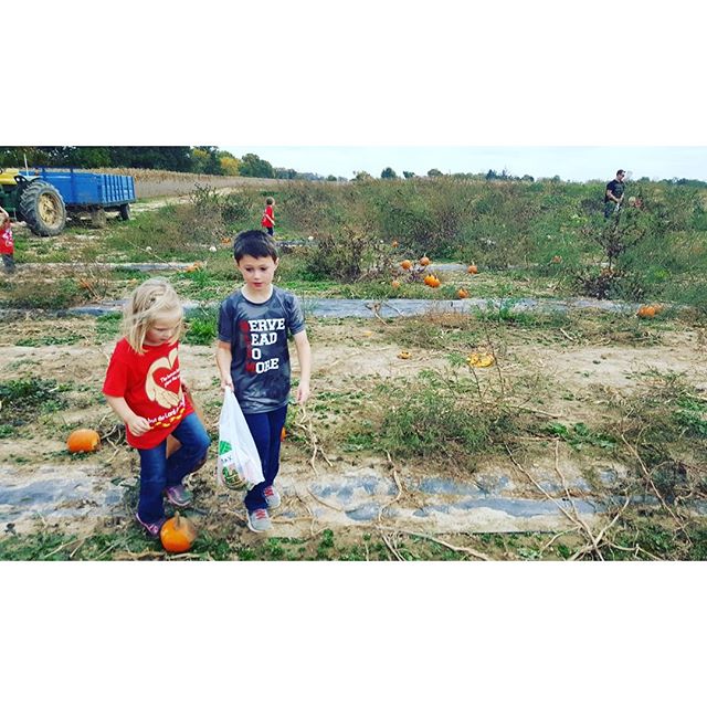 Pumpkin pickin' on SLDM field trip.